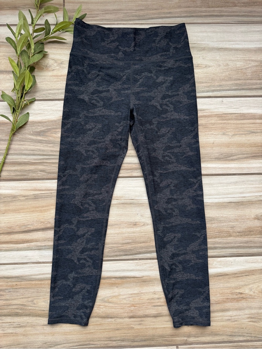Vuori Clean Elevation Leggings Large Black Camo VW444 High Rise 7/8 Yoga